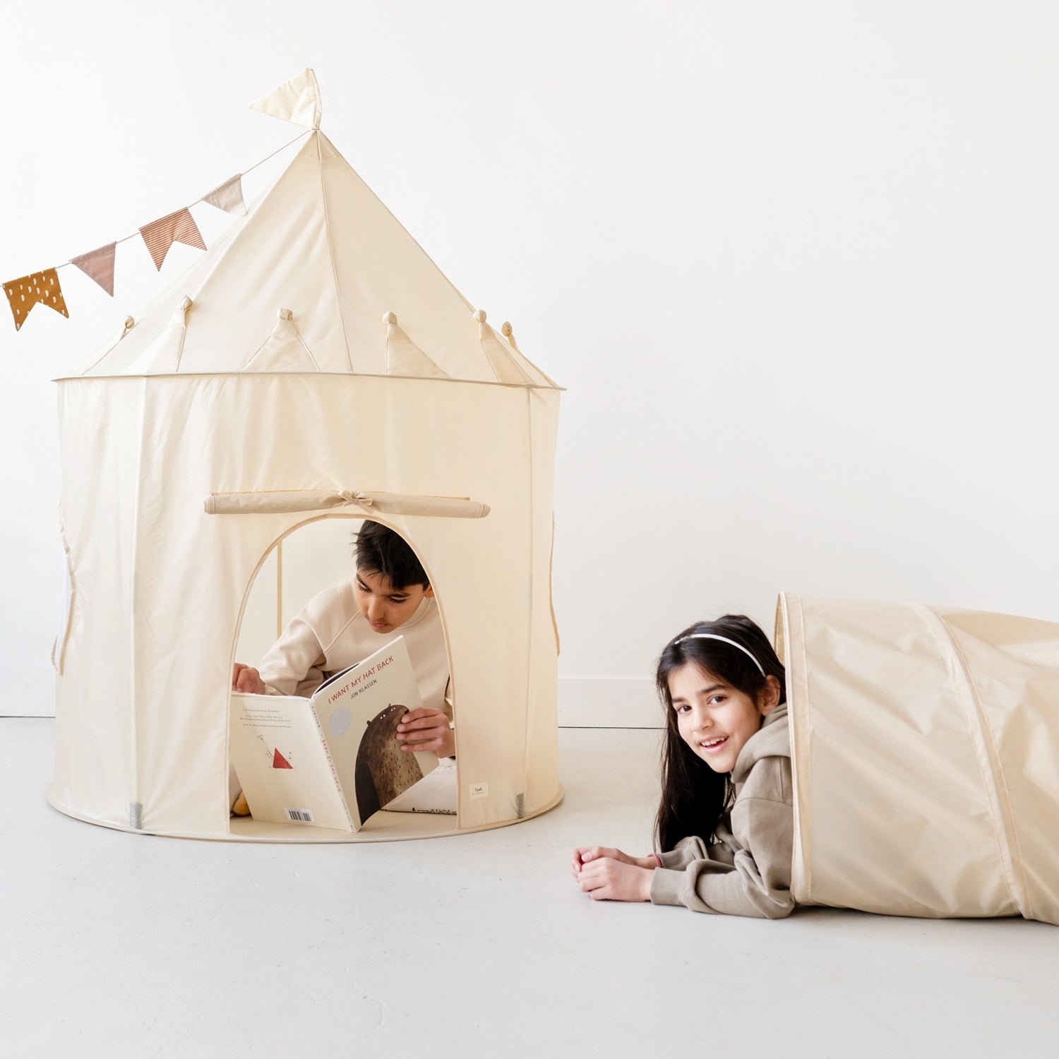 3-sprouts-tunnel-de-jeu-enfant-beige-tissu-recycl-pliable image 3