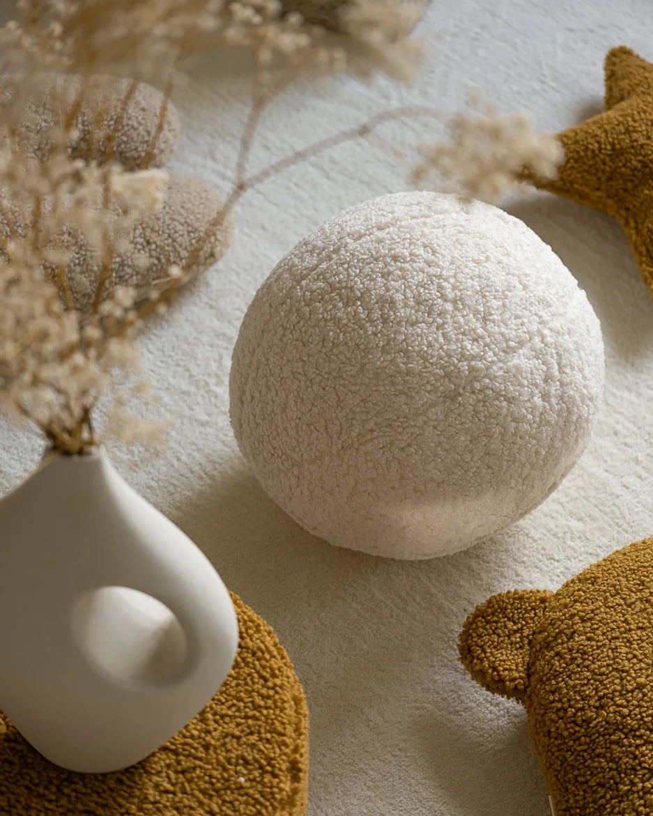 wigiwama-coussin-boule-cream-white-coussin-enfant-teddy image 3