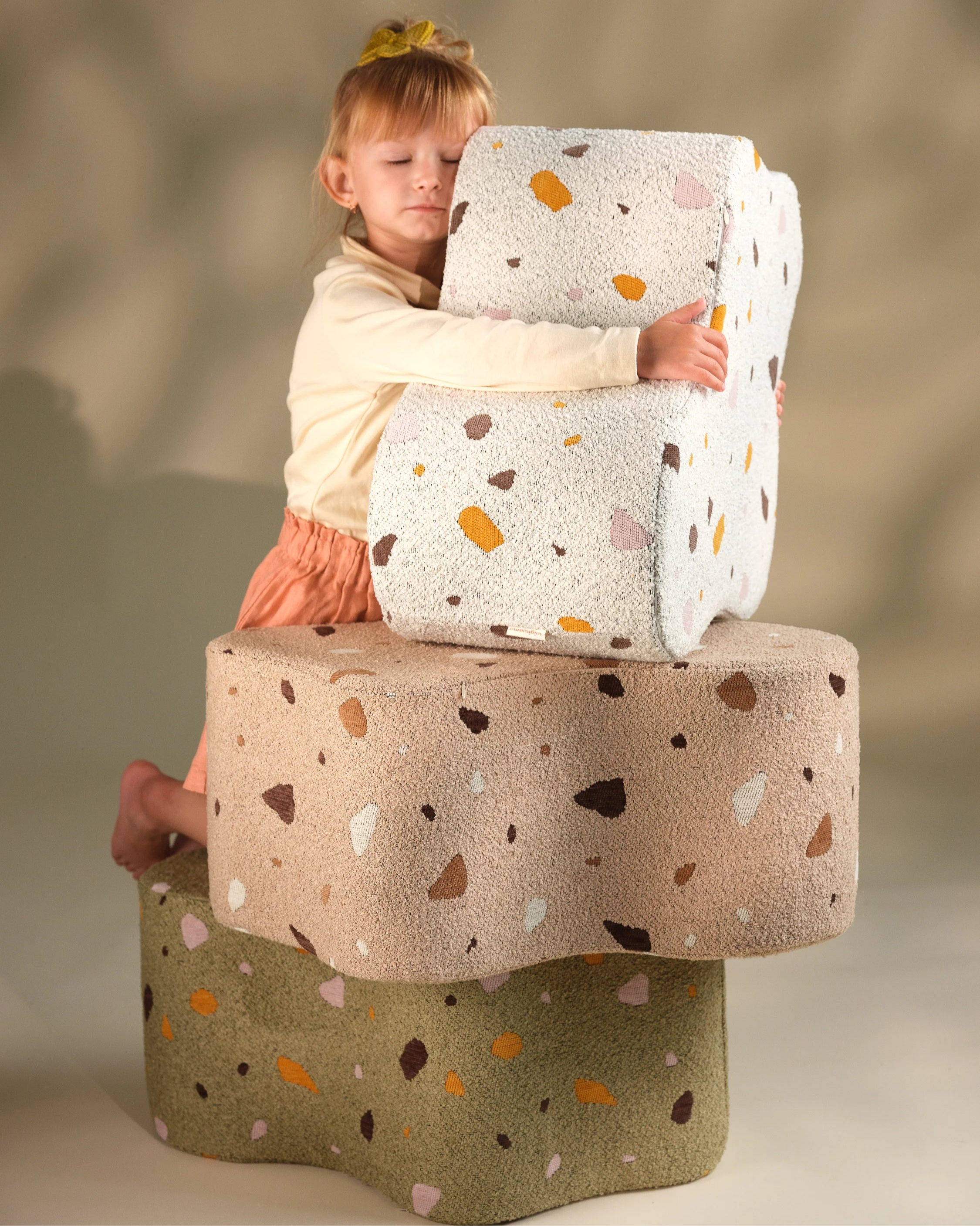 wigiwama-pouf-nuage-terrazzo-marble-pouf-enfant image 7