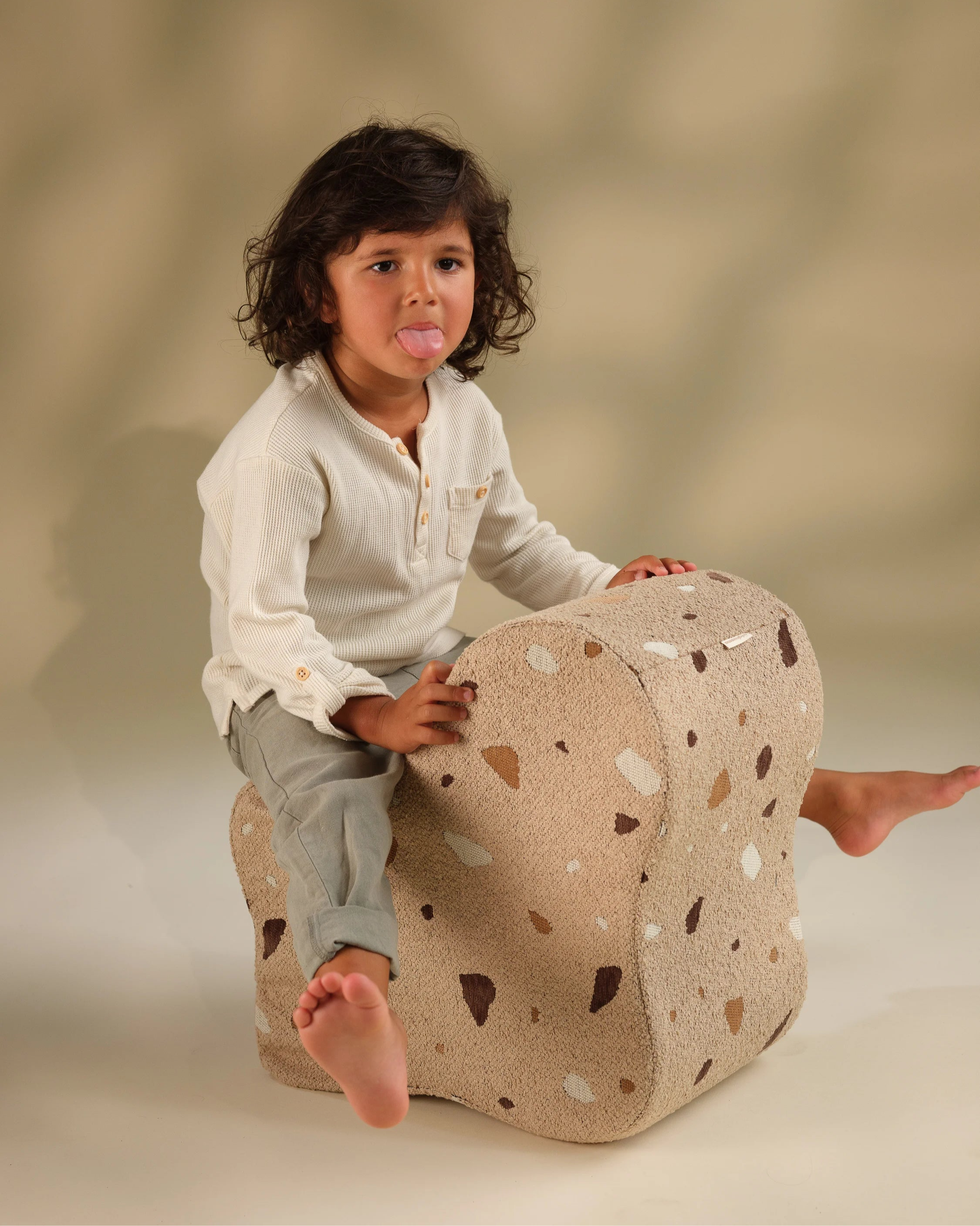 wigiwama-pouf-nuage-terrazzo-sand-pouf-enfant image 5