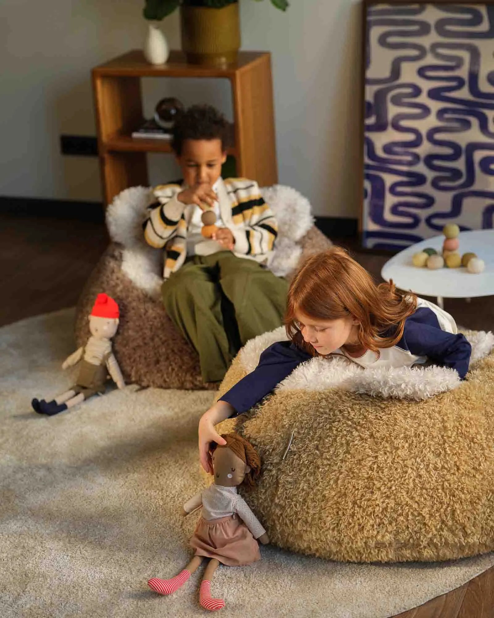 wigiwama-pouf-honey-yeti-pouf-enfant-moelleux image 6