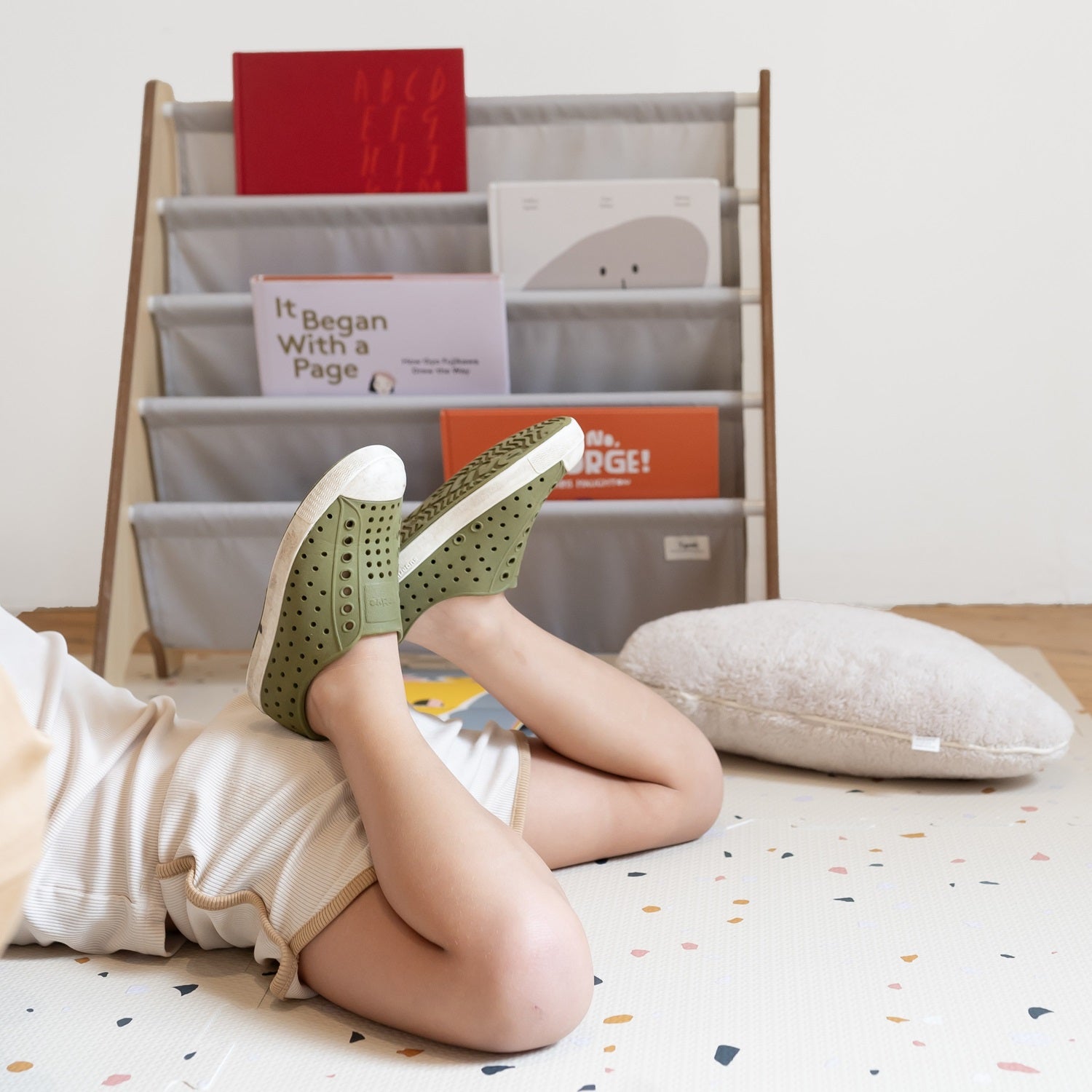 3-sprouts-biblioth-que-enfant-tissu-recycl-gris-clair image 2