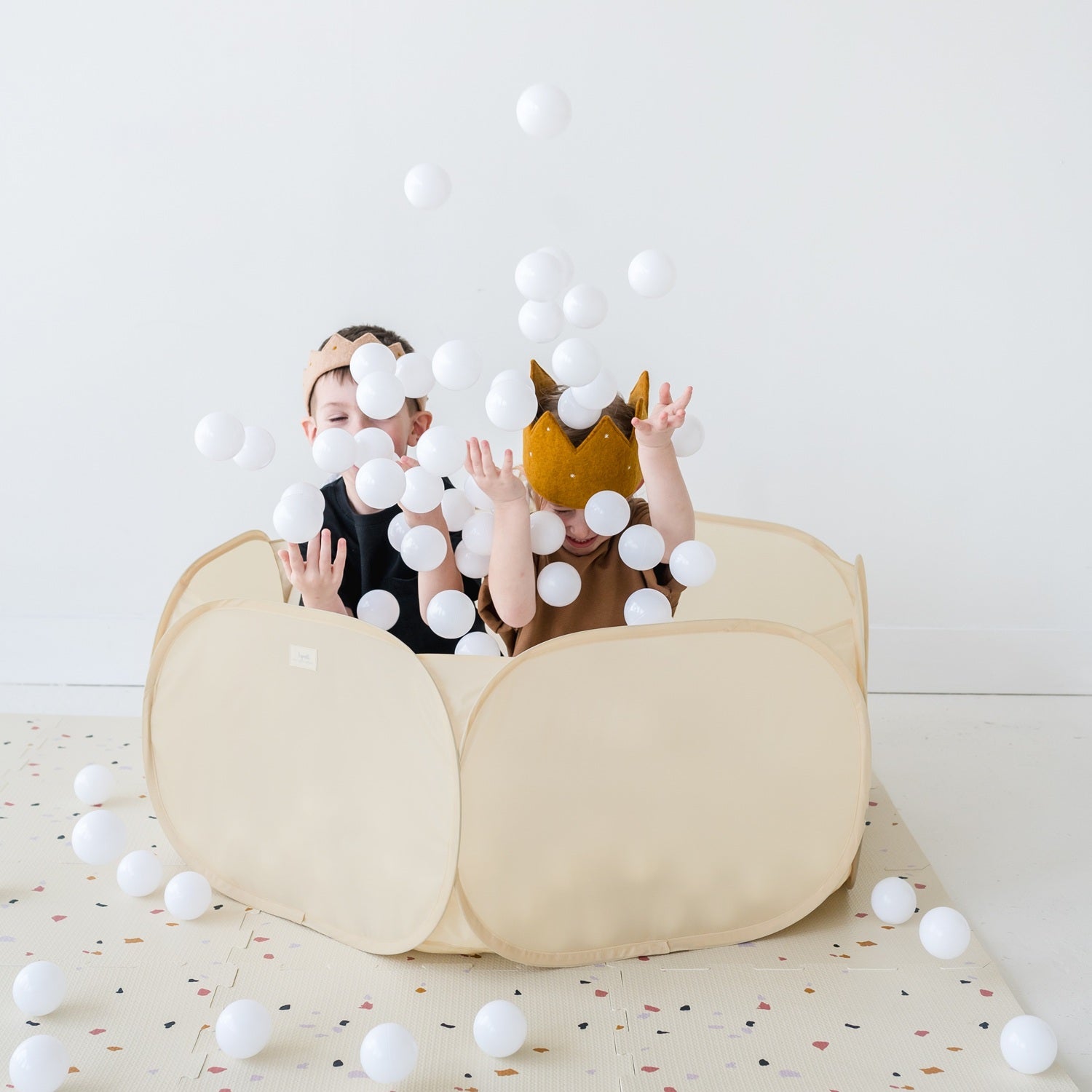 3-sprouts-piscine-balles-enfant-beige-tissu-recycl-pop-up image 2