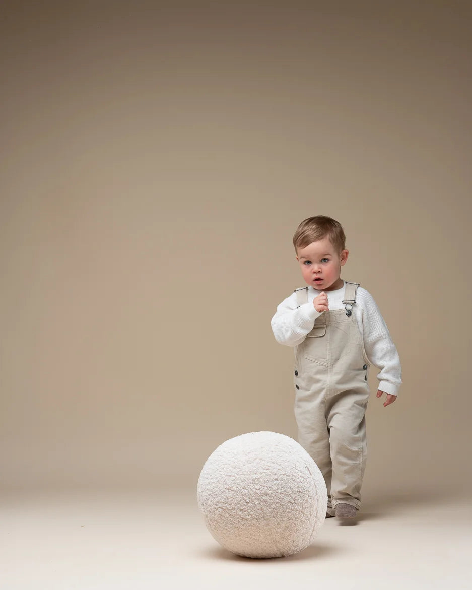 wigiwama-coussin-boule-cream-white-coussin-enfant-teddy image 5