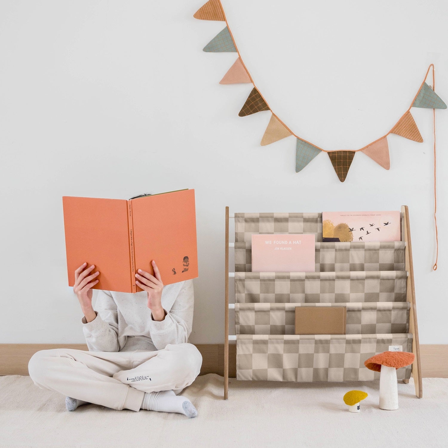 3-sprouts-biblioth-que-enfant-tissu-recycl-checkerboard-beige image 2
