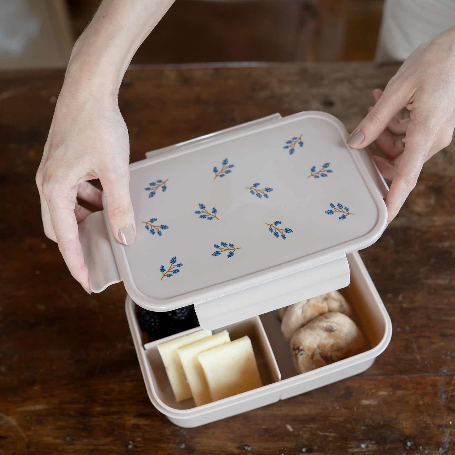 3-sprouts-bento-enfant-plastique-recycl-myrtille-taupe-3-compartiments image 4