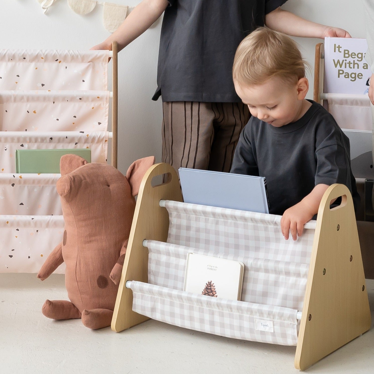 3-sprouts-biblioth-que-enfant-double-face-vichy-beige-portable image 4