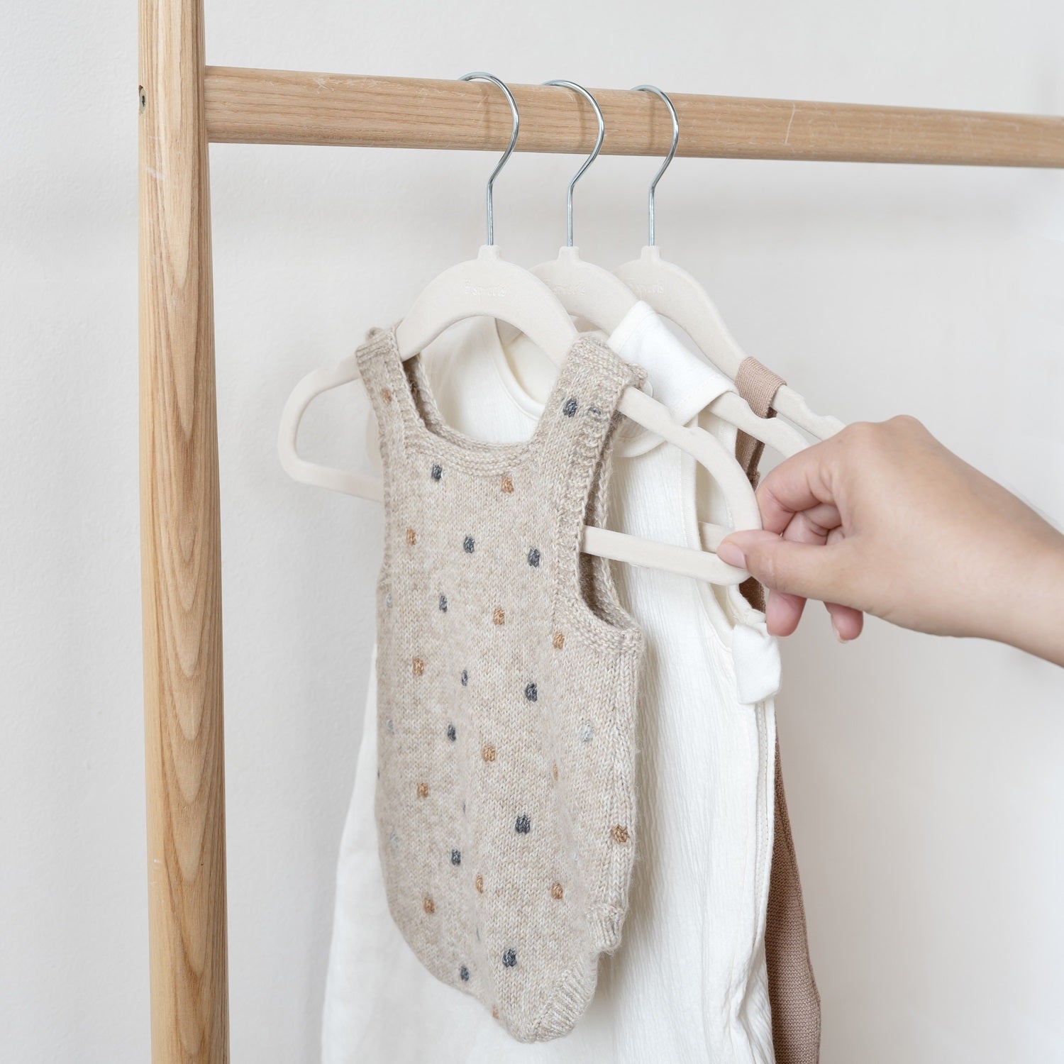 3-sprouts-beige-lot-de-30-cintres-velours-antid-rapants-enfant image 2