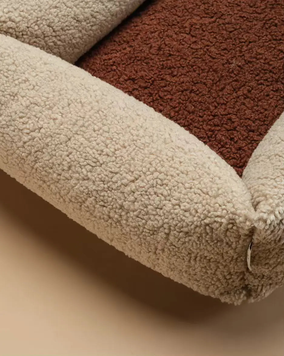 wigiwama-pet-snuggle-bed-l-biscuit-lit-chien-teddy-r-versible image 8