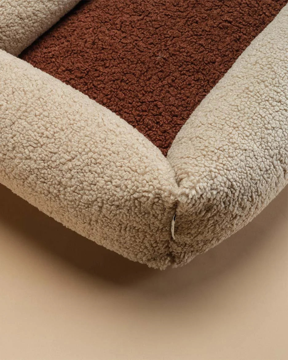 wigiwama-biscuit-pet-snuggle-bed-m-lit-chien-teddy-r-versible image 6