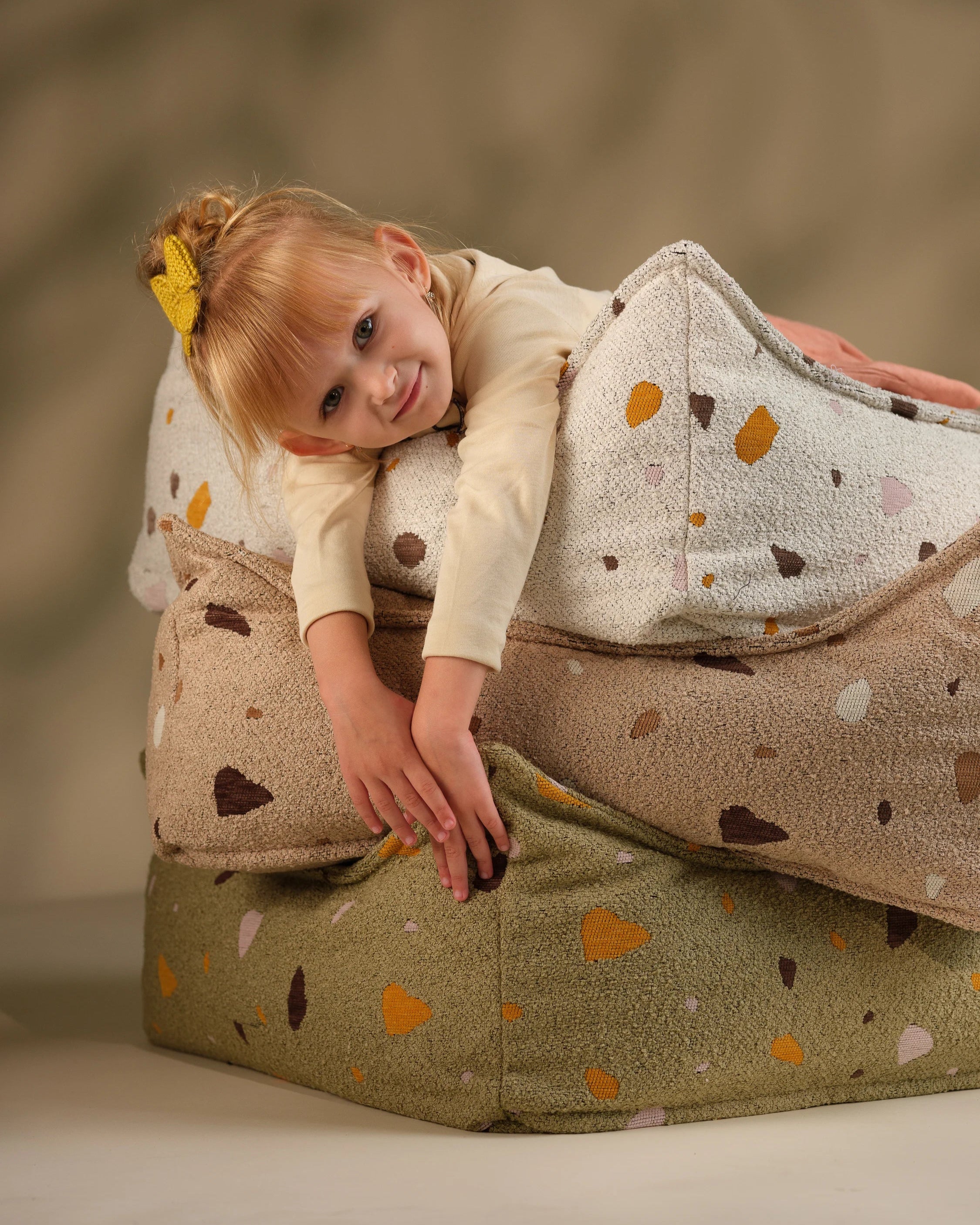 wigiwama-ottoman-carr-coussin-de-sol-carr-terrazzo-moss-tweed image 7